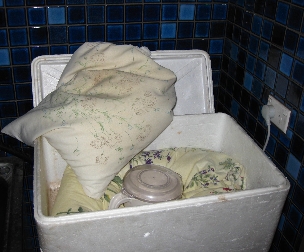 Fuelless cooker made of recycled materials and being used as an insulated place to make yoghurt